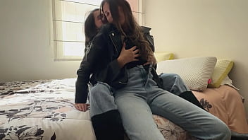 [Tribbing, POV, Lesbianas] Dos Lesbianas Guarras Follan Con Chaquetas Y Sexo De Cuero